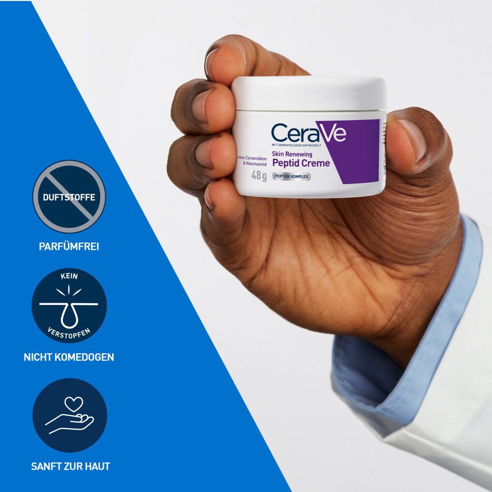 Main tenant une CeraVe Skin Renewing Peptid Creme. Symboles: sans parfum, non comédogène, doux pour la peau.