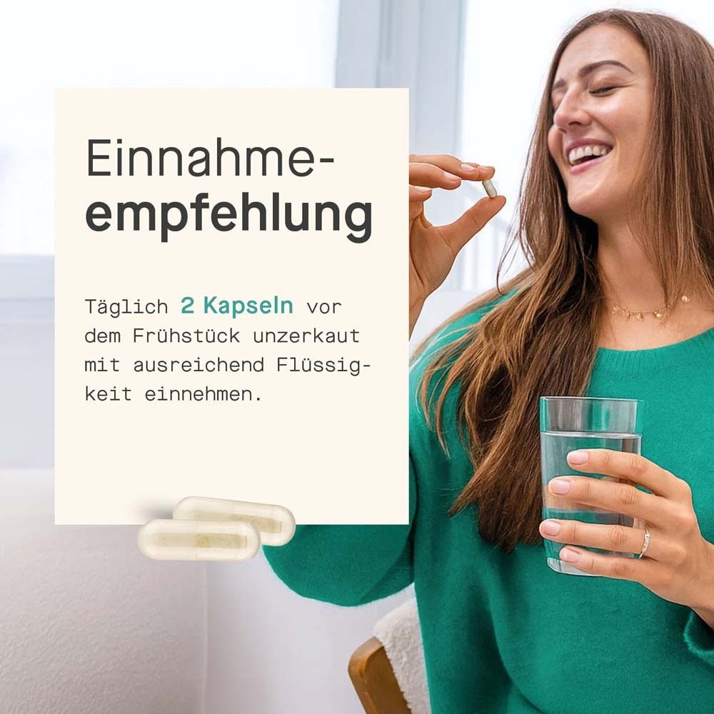 Femme tenant une gélule et un verre d'eau. Texte: Prendre 2 gélules par jour avant le petit-déjeuner, non mâchées, avec liquide.