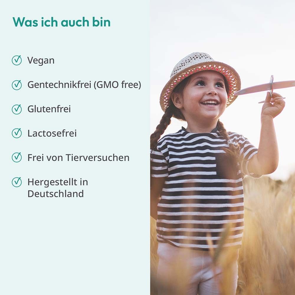 Kind mit Zöpfen und Hut hält Spielzeugflugzeug. Text: Vegan, Gentechnikfrei, Glutenfrei, Lactosefrei, Ohne Tierversuche, Hergestellt in Deutschland.