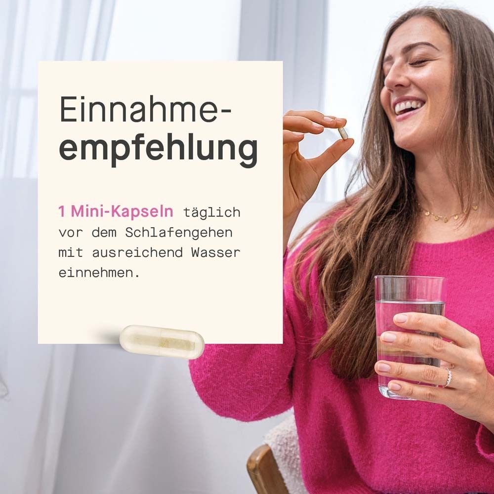 Frau hält Kapsel und Glas Wasser. Text: 1 Mini-Kapsel täglich vor dem Schlafengehen mit Wasser einnehmen.