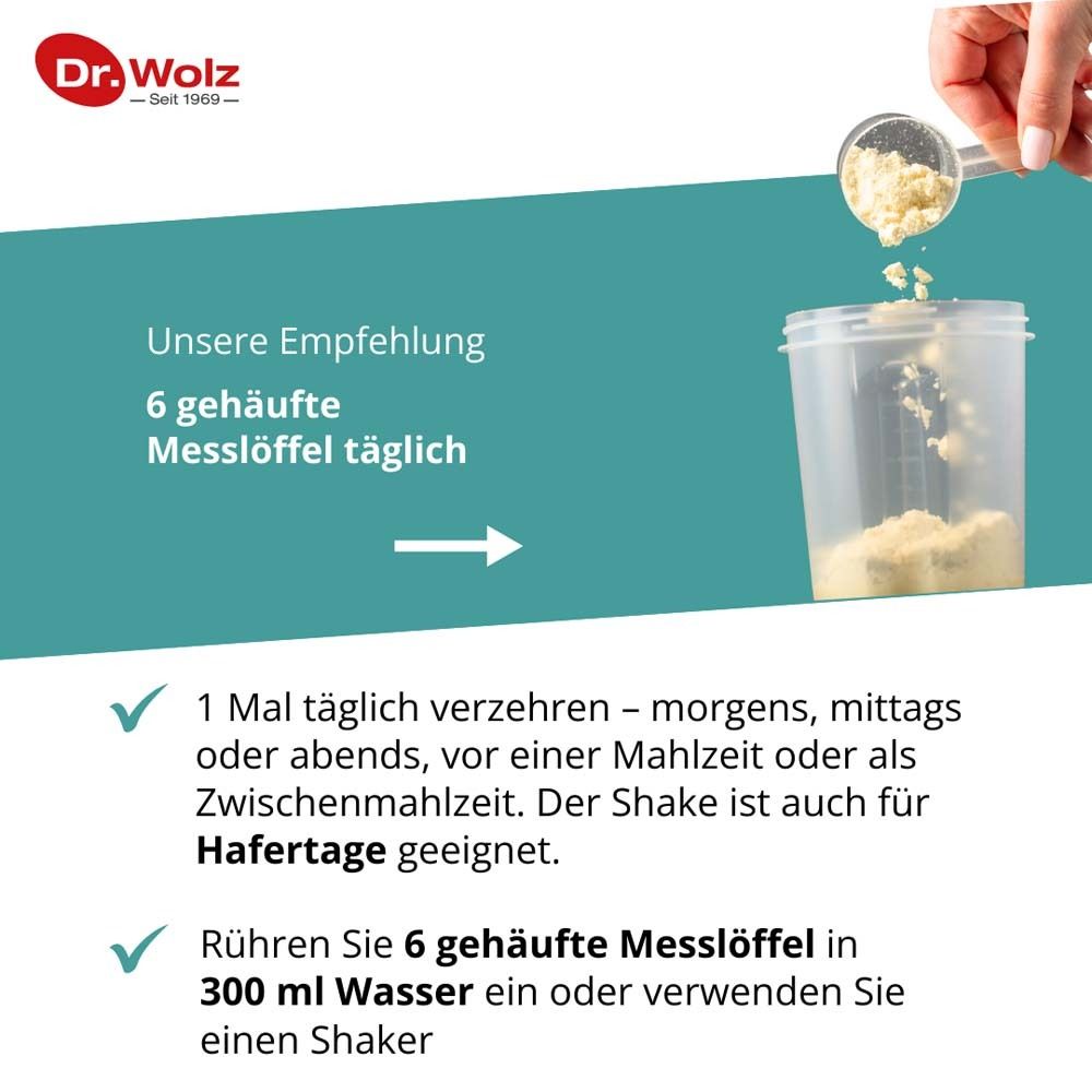 Hand mit Messlöffel über Becher. Text: 6 gehäufte Messlöffel täglich. 1 Mal täglich verzehren. In 300 ml Wasser einrühren oder Shaker verwenden.