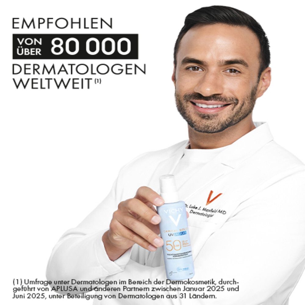 Homme en blouse blanche tenant un flacon spray. Texte : Recommandé par plus de 80 000 dermatologues dans le monde.