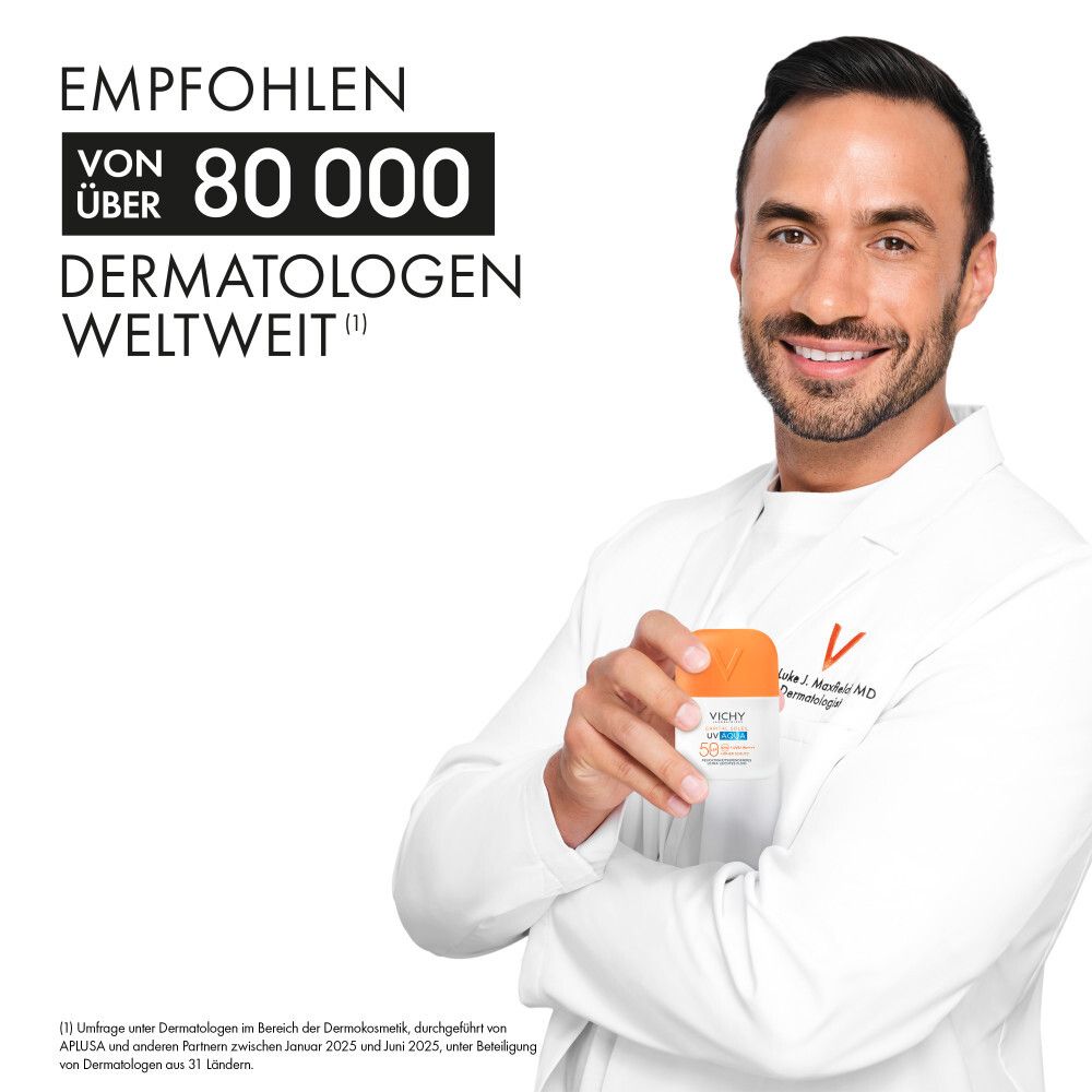Mann hält eine Flasche. Empfohlen von über 80.000 Dermatologen weltweit.