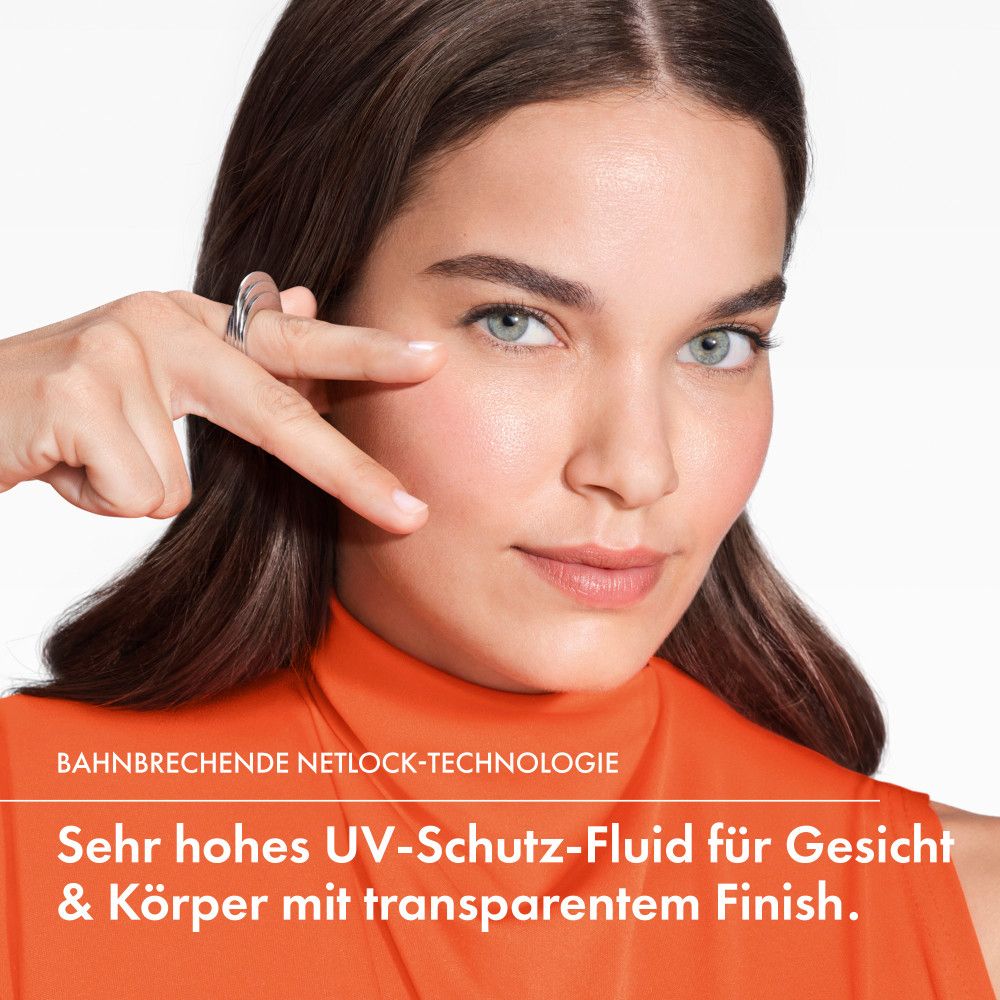 Frau mit transparentem Finish, das UV-Schutz-Fluid für Gesicht und Körper.