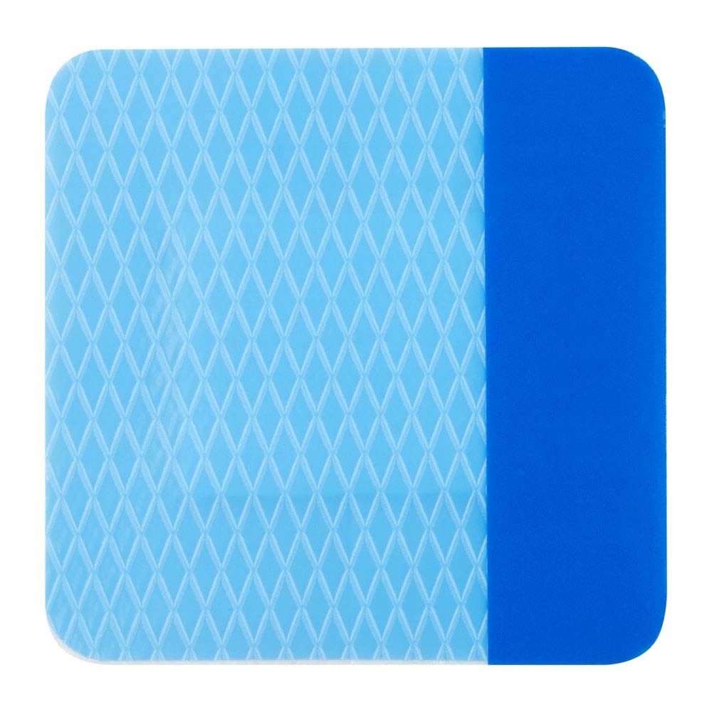 Pansement carré avec motif losanges bleu et bande adhésive bleue.