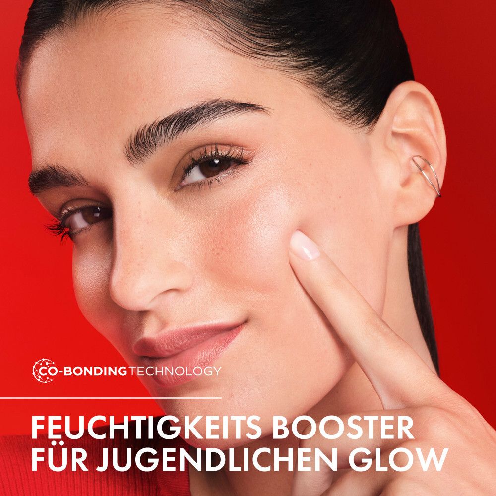 Femme touchant son visage. Texte : Booster d'hydratation pour un éclat jeune. Vichy Liftactiv.