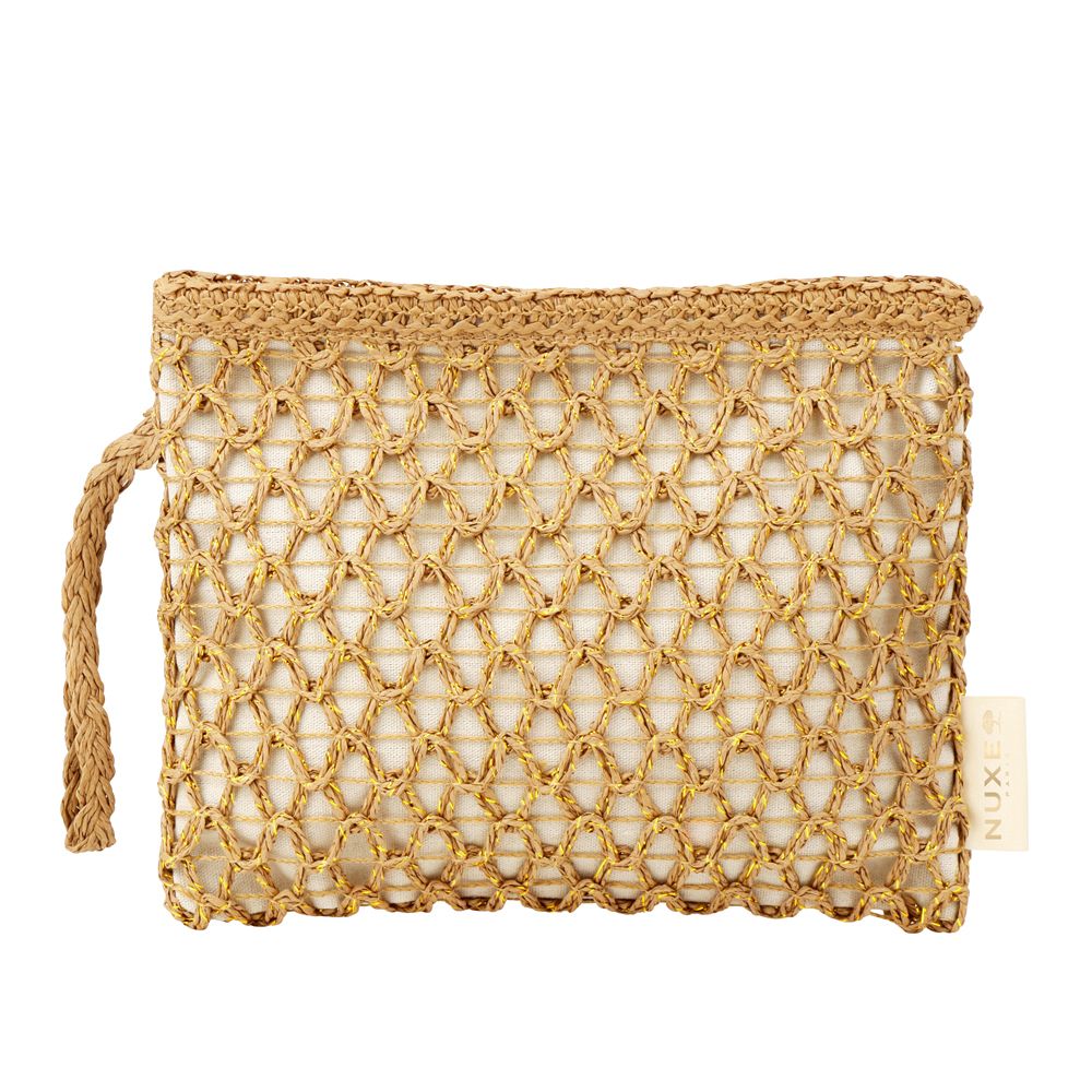 Pochette beige avec structure tressée et anse. Logo NUXE sur une étiquette. Fabriquée en matériaux naturels.