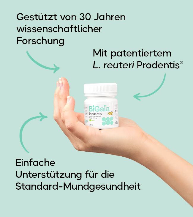 Kleine weiße Flasche mit Biogaia-Aufschrift, gehalten in einer Hand. Unterstützt durch wissenschaftliche Forschung und L. reuteri Prodentis.