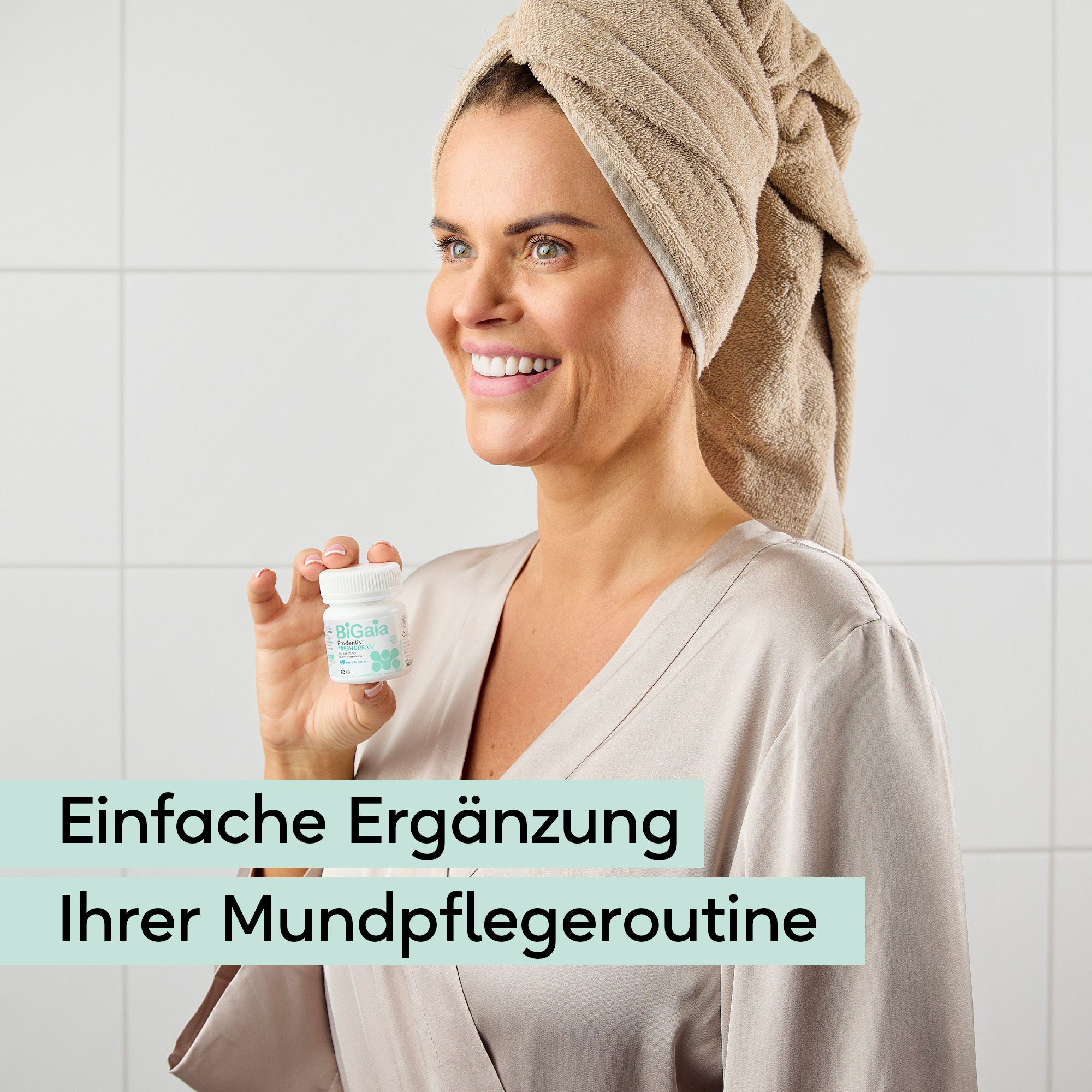 Frau mit Handtuch auf dem Kopf hält kleine weiße Dose mit Etikett.