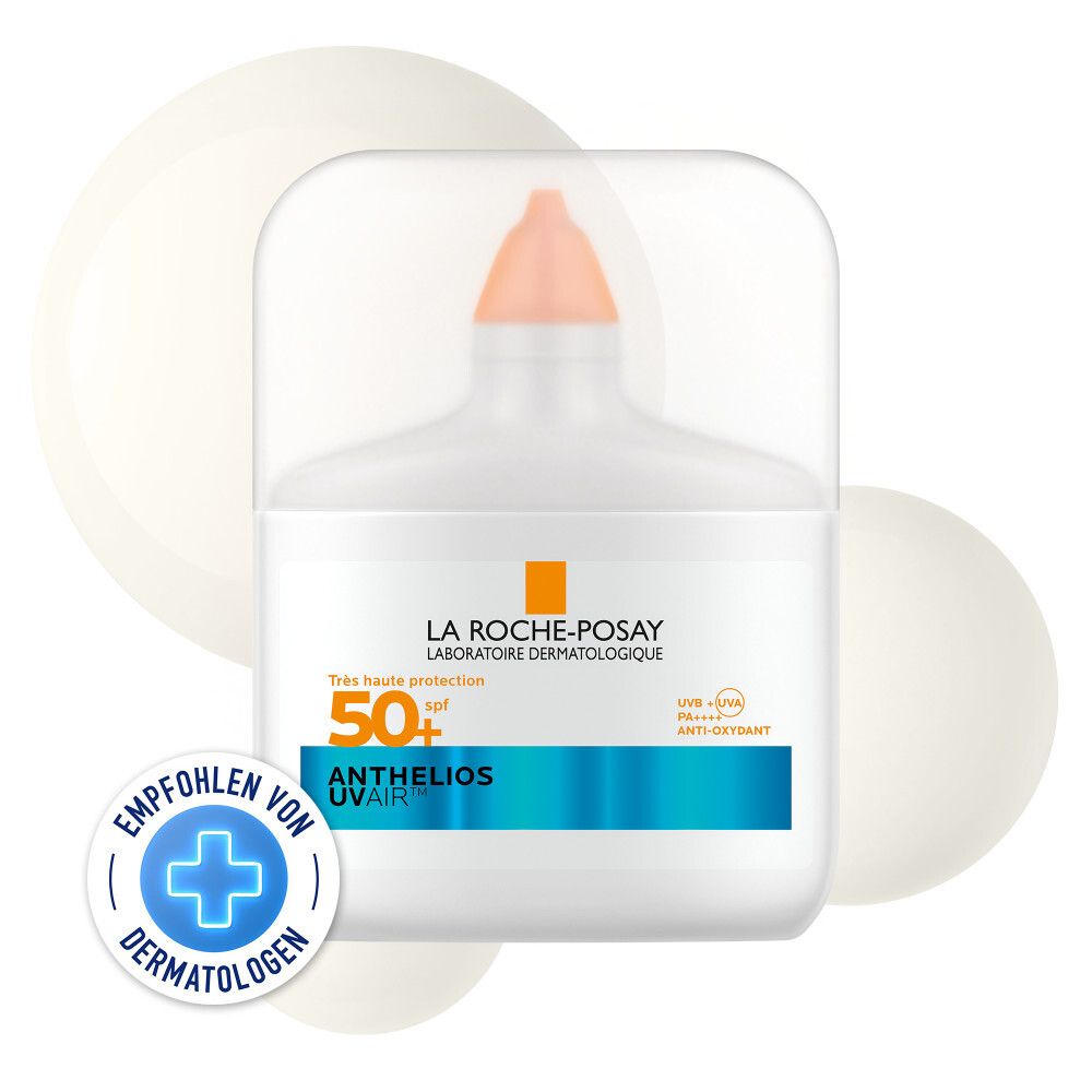 Flacon blanc avec applicateur orange. Inscription bleue et blanche. Inscription : Anthelios UV Air, SPF 50+.
