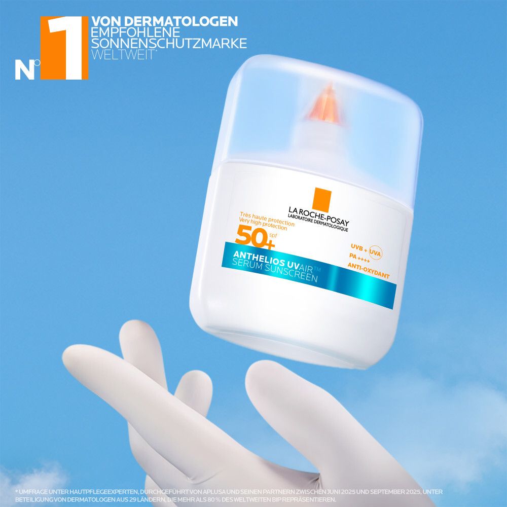 La Roche Posay Anthelios UV Air Serum LSF 50+ von Hand gehalten. Nr. 1 von Dermatologen empfohlene Marke.