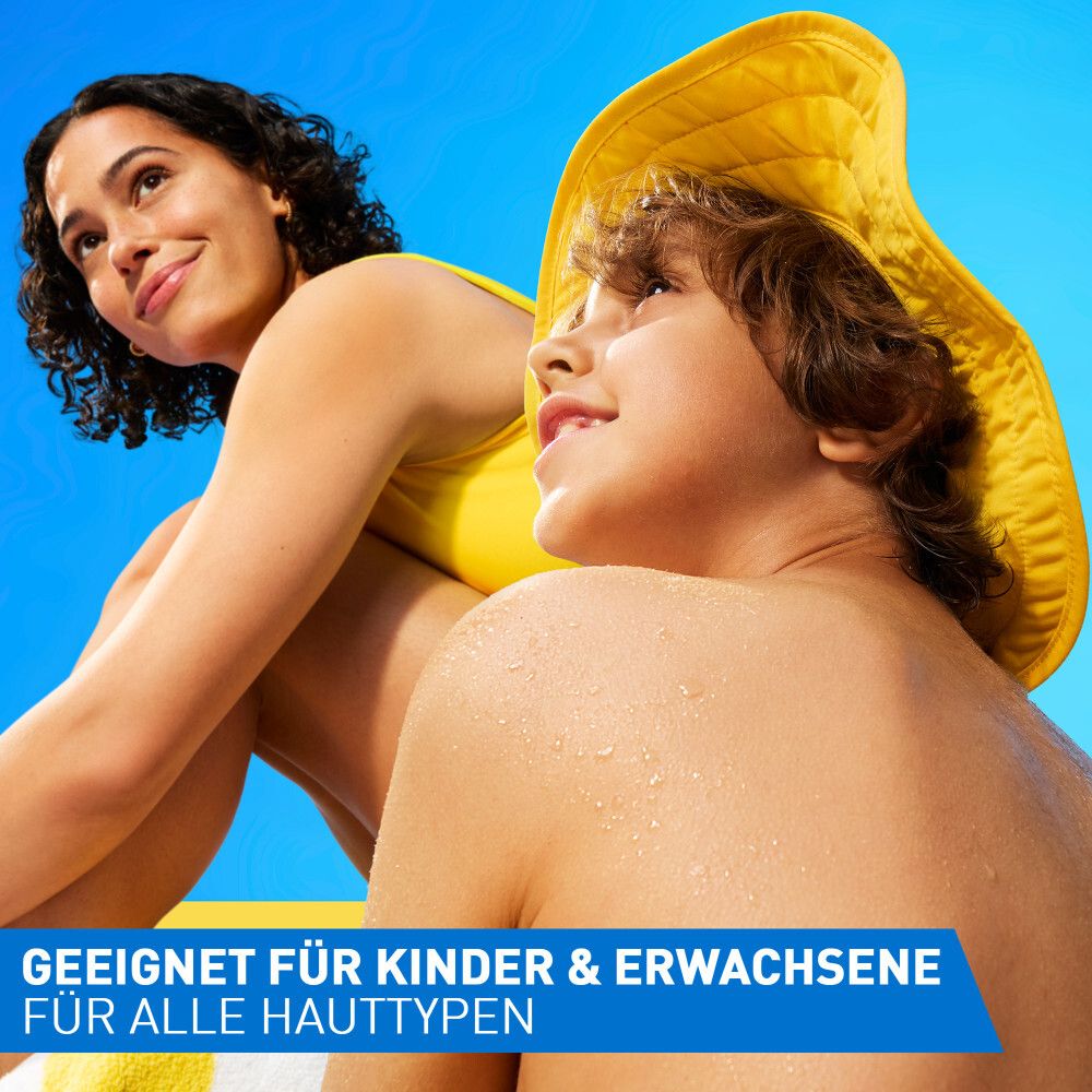 Zwei Personen im Freien. Geeignet für Kinder und Erwachsene. Für alle Hauttypen. Sonnenhut. Gelbe Kleidung. Blauer Hintergrund.