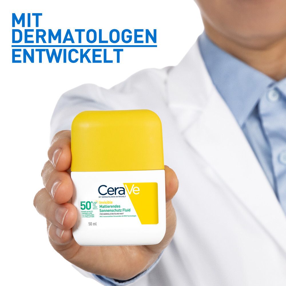 Hand hält eine gelb-weiße Flasche. Text: CeraVe, Invisible Mattierendes Sonnenschutz Fluid LSF 50+. Mit Dermatologen entwickelt.