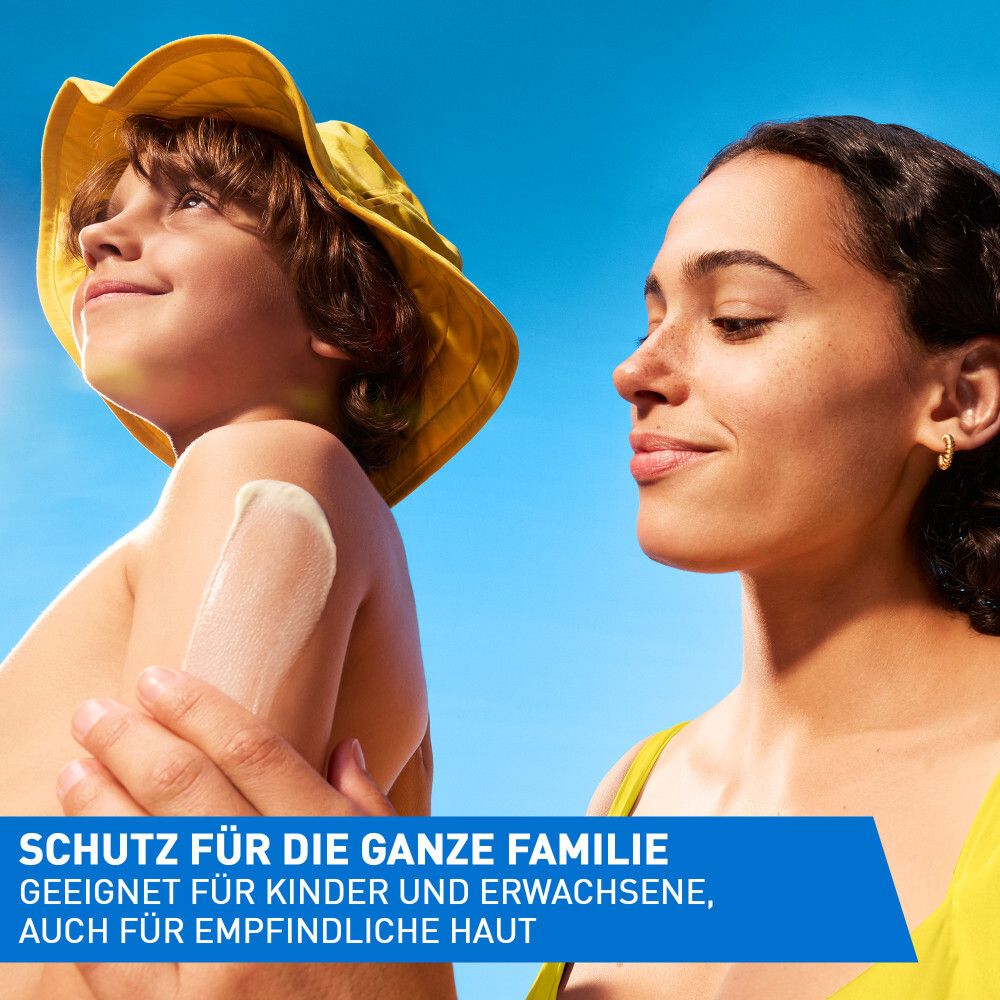 Mutter trägt CeraVe Sonnenschutz auf Kind auf. Text: Schutz für die ganze Familie.