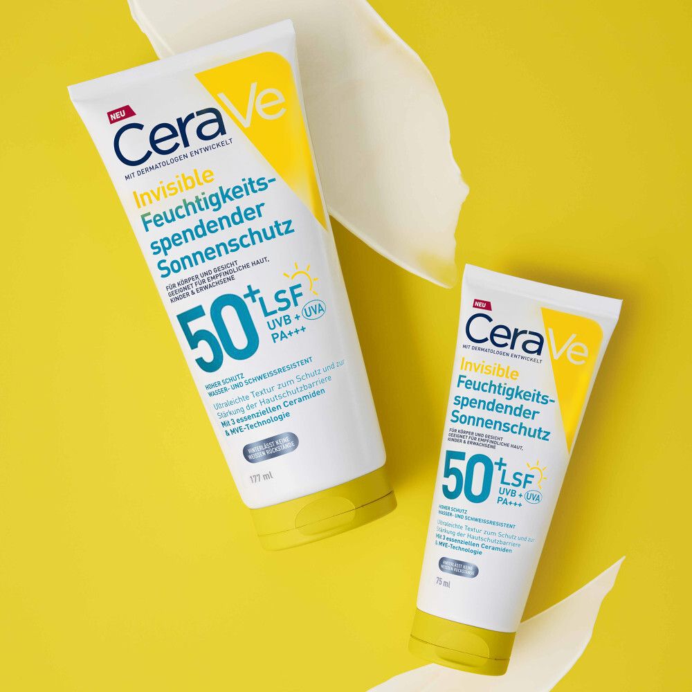 Person trägt CeraVe Invisible Sonnenschutz LSF 50+ auf Bein auf. Text: Großzügig 30 Minuten vor dem Sonnenbad auftragen.