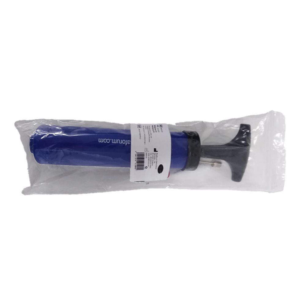 Pompe bleue dans emballage plastique. Poignée noire. Inscription sur bande papier.