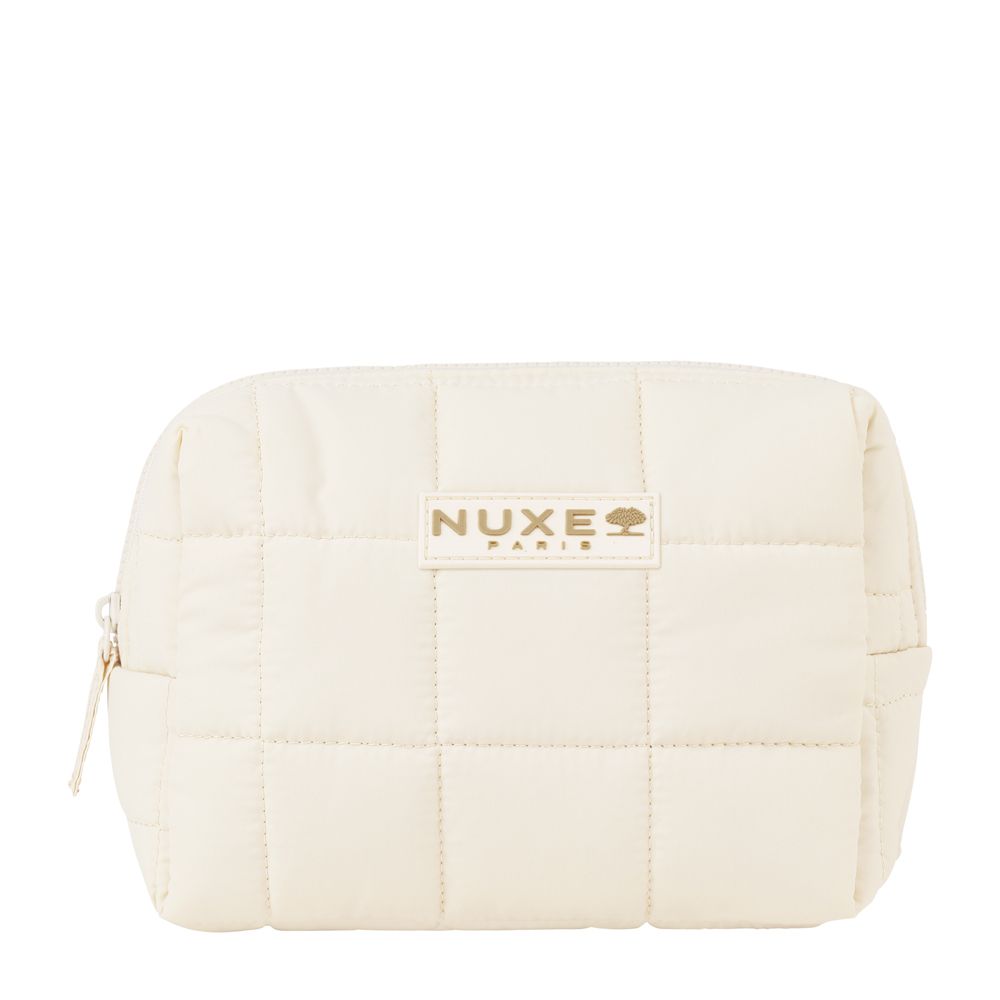 Beige Kosmetiktasche mit quadratischem Steppmuster und Reißverschluss. Aufdruck: Nuxe.