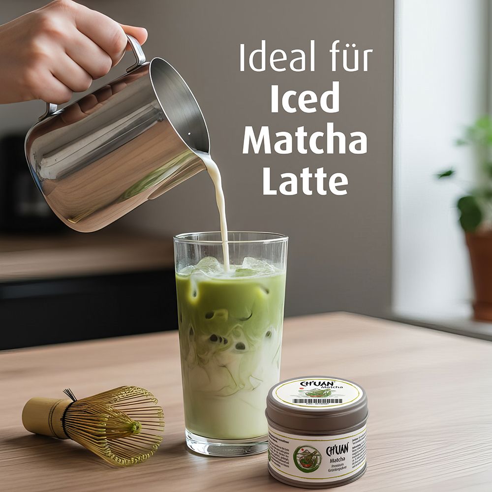 Eis-Matcha-Latte wird in ein Glas gegossen, daneben eine Dose CH'UAN Matcha und ein Bambusbesen.