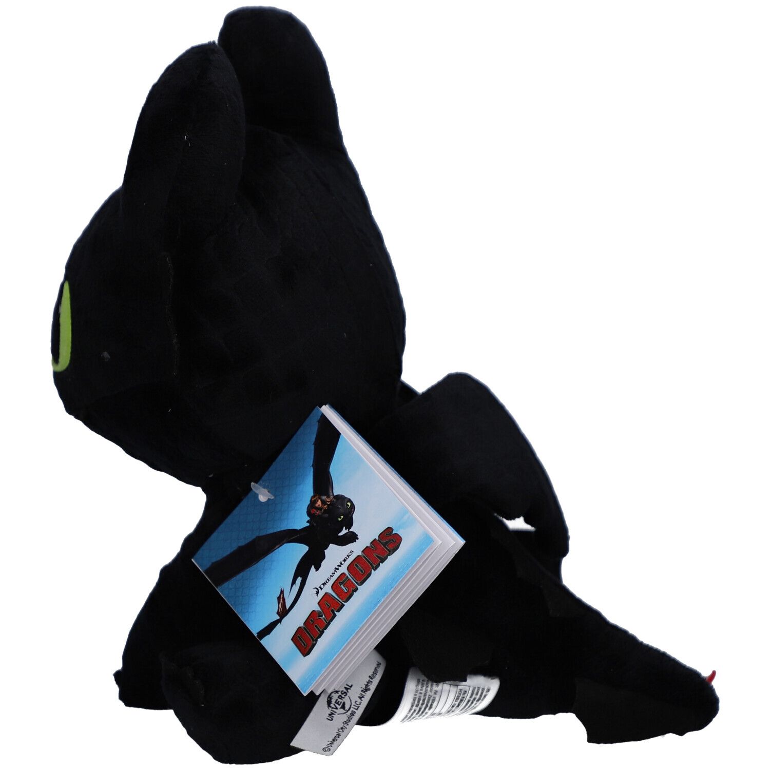 Peluche noire en forme de dragon, yeux verts, oreilles, ailes. Étiquette avec image. Vue latérale.