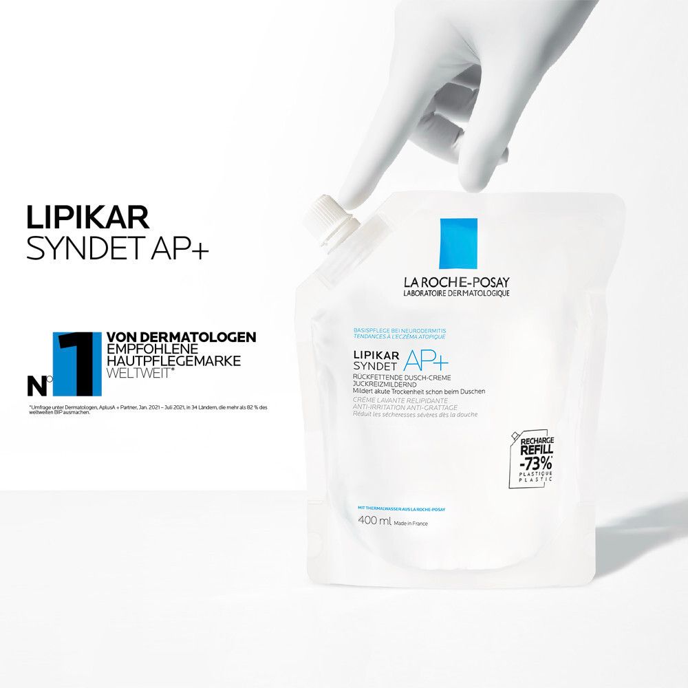 Hand mit Nachfüllpackung La Roche-Posay Lipikar Syndet AP+. Text: Von Dermatologen empfohlen. 400 ml. -73% weniger Plastik.