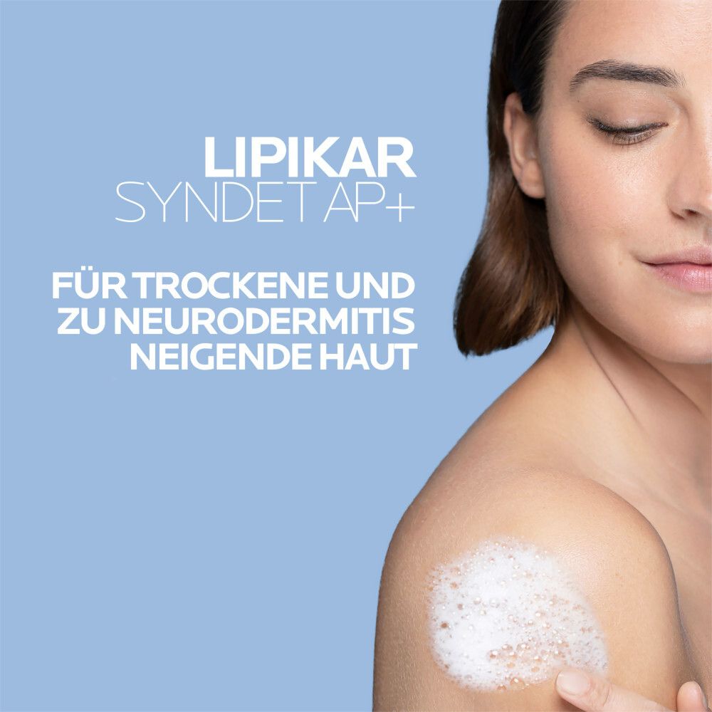 Frau mit Schaum auf der Schulter. Text: Für trockene und zu Neurodermitis neigende Haut.