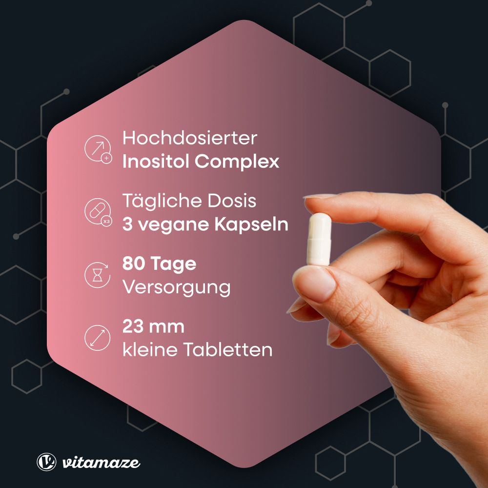 Hand hält eine Kapsel. Text: Hochdosierter Inositol Complex, 3 vegane Kapseln, 80 Tage Versorgung, 23 mm kleine Tabletten. Marke: Vitamaze.