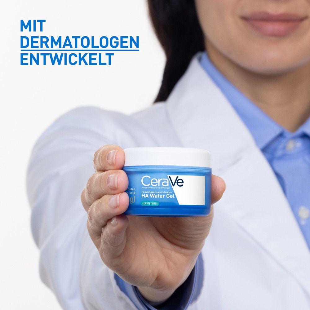 Personne tenant un pot bleu avec couvercle blanc. Inscription : CeraVe, HA Water Gel. Texte : Développé avec des dermatologues.