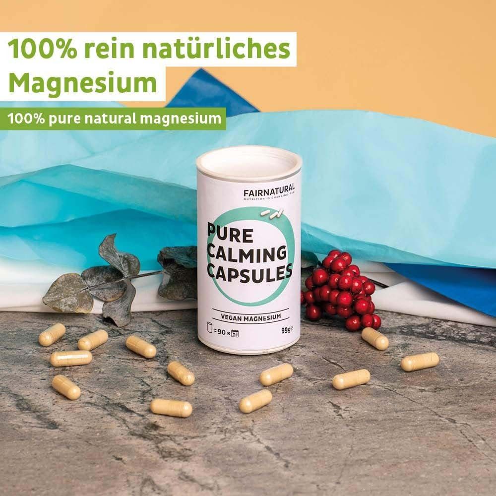 Dose mit Kapseln und Kapseln verstreut. Aufschrift: Pure Calming Capsules. Text: 100% rein natürliches Magnesium.