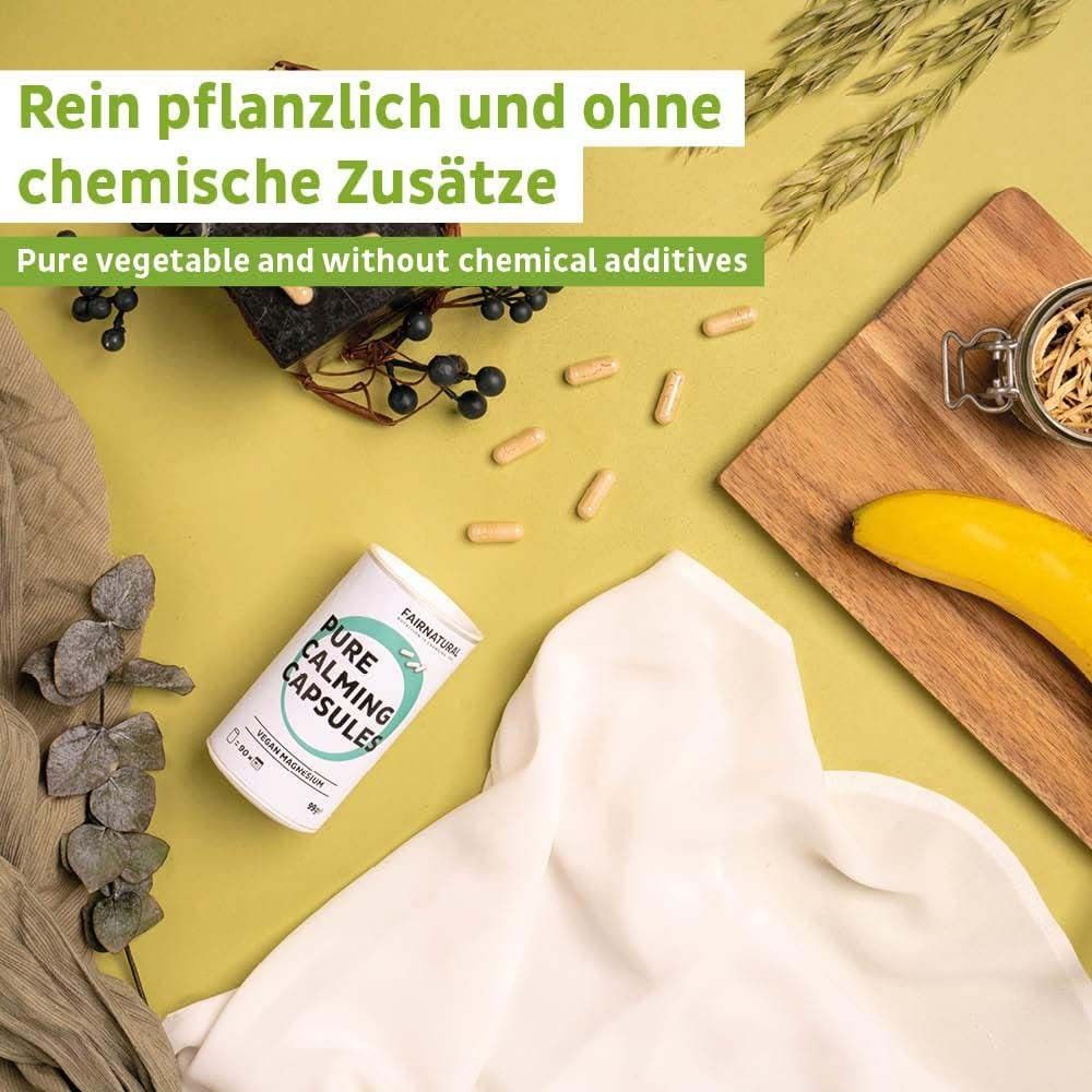 Dose mit Kapseln und Kapseln verstreut. Aufschrift: Pure Calming Capsules. Text: Rein pflanzlich und ohne chemische Zusätze.