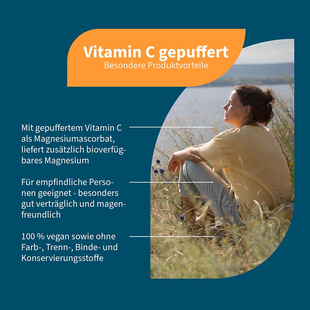 Frau sitzt im Gras, Text über Vorteile von gepuffertem Vitamin C.