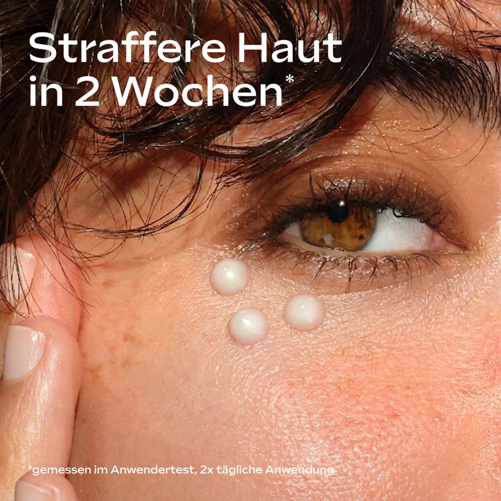 Nahaufnahme eines Auges mit aufgetragener Augenpflegecreme.