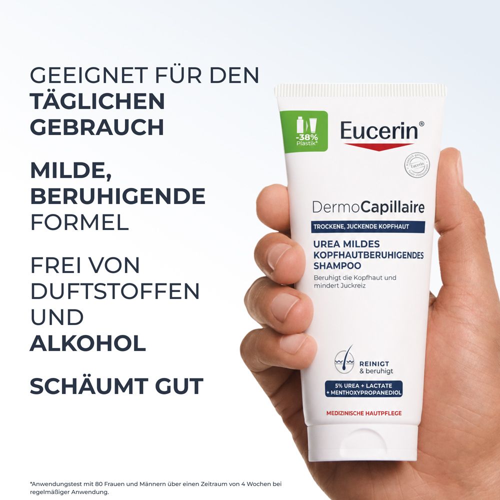 Hand hält Eucerin DermoCapillaire Shampoo. Geeignet für täglichen Gebrauch, milde Formel.