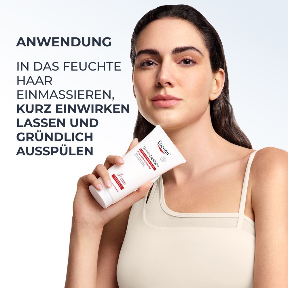 Frau mit weißem Tanktop hält Eucerin DermoCapillaire pH5 Mildes Shampoo Tube.