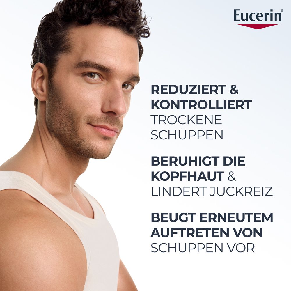 Mann mit Eucerin DermoCapillaire Anti-Schuppen Creme Shampoo.