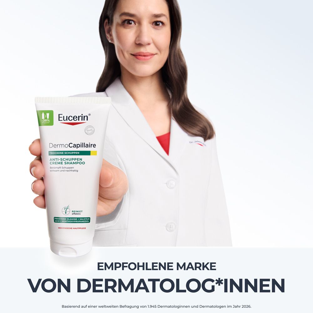 Frau im Arztkittel hält Eucerin DermoCapillaire Shampoo.
