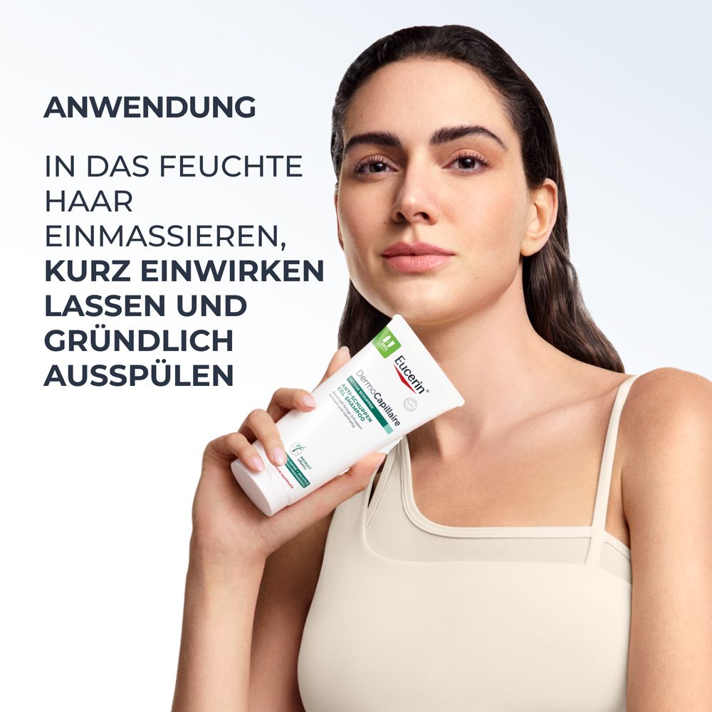 Frau mit Eucerin DermoCapillaire Anti-Schuppen Gel Shampoo. Anwendung: Einmassieren, einwirken lassen, ausspülen.