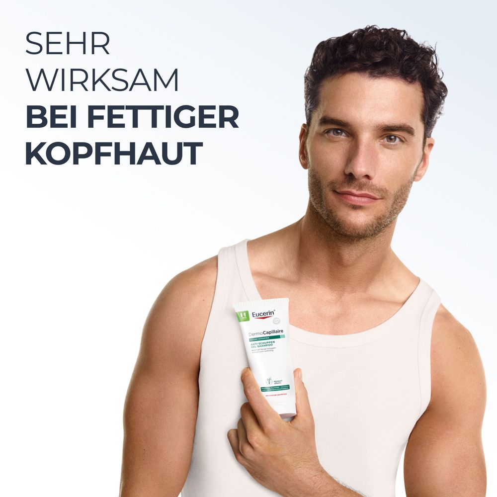 Mann mit Eucerin DermoCapillaire Anti-Schuppen Gel Shampoo. Sehr wirksam bei fettiger Kopfhaut.
