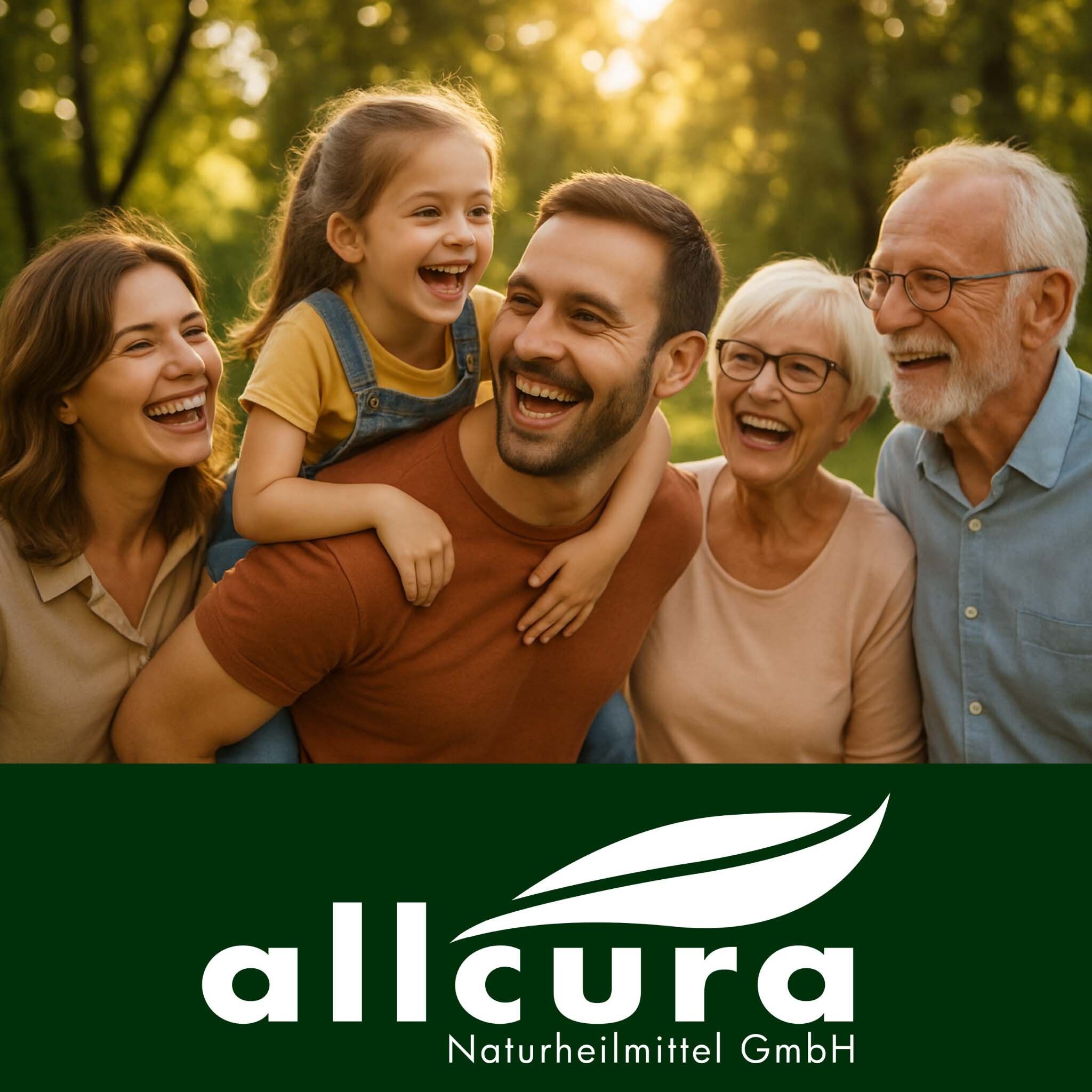 Familie lacht in der Natur. Logo: allcura Naturheilmittel GmbH.