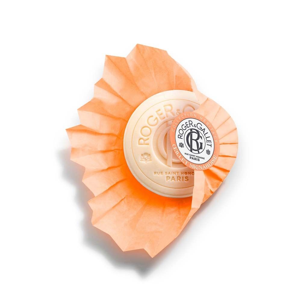 Roger & Gallet Seife ŒILLET MIGNARDISE, orangefarben, in gefaltetem Papier präsentiert.