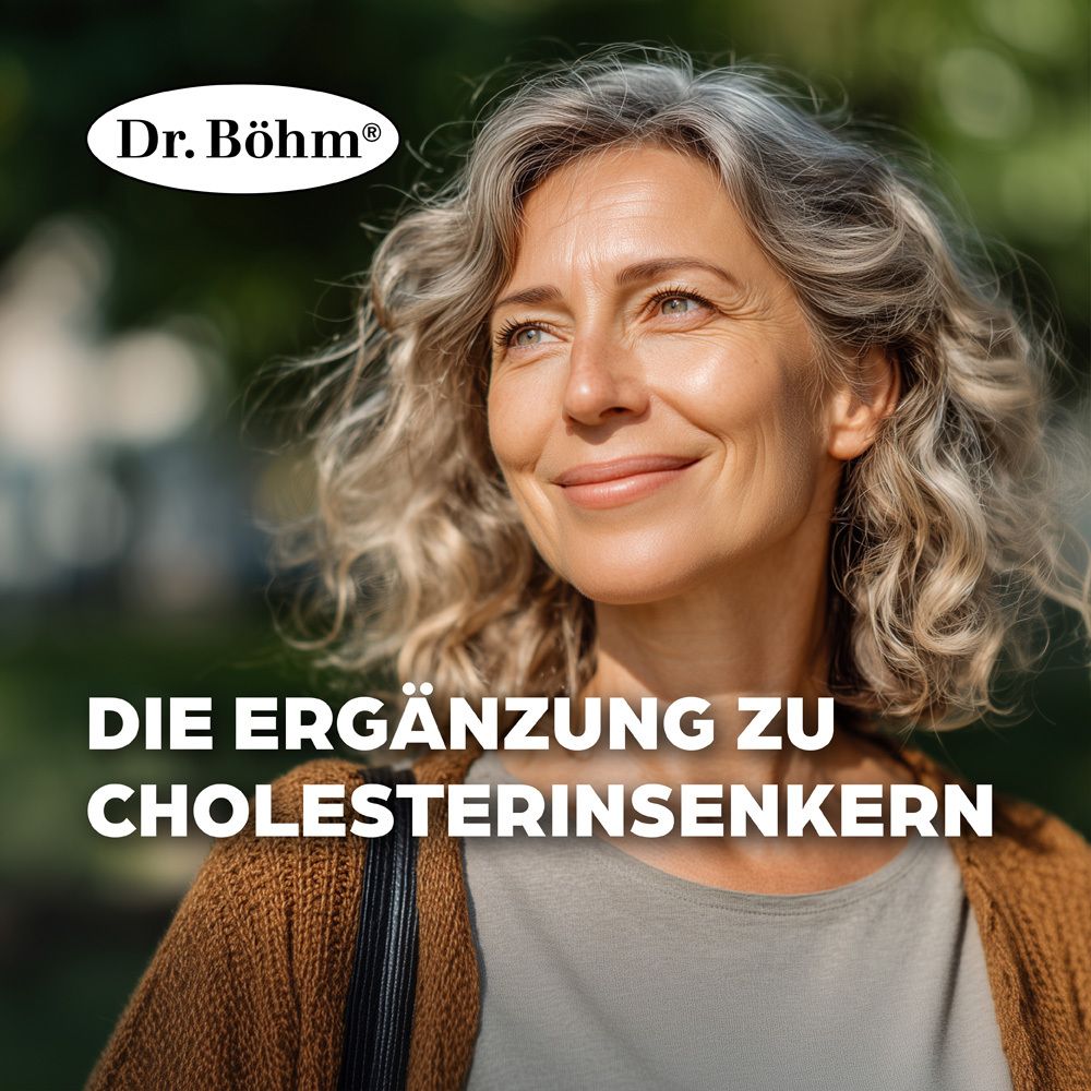 Frau mit grauen Haaren lächelt, steht im Freien. Text: Die Ergänzung zu cholesterinsenkern.
