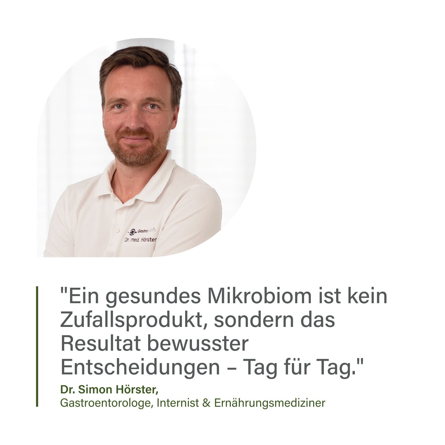 Porträt eines Mannes. Text: Ein gesundes Mikrobiom ist kein Zufall. Zitat von Dr. Simon Hörster, Gastroenterologe.
