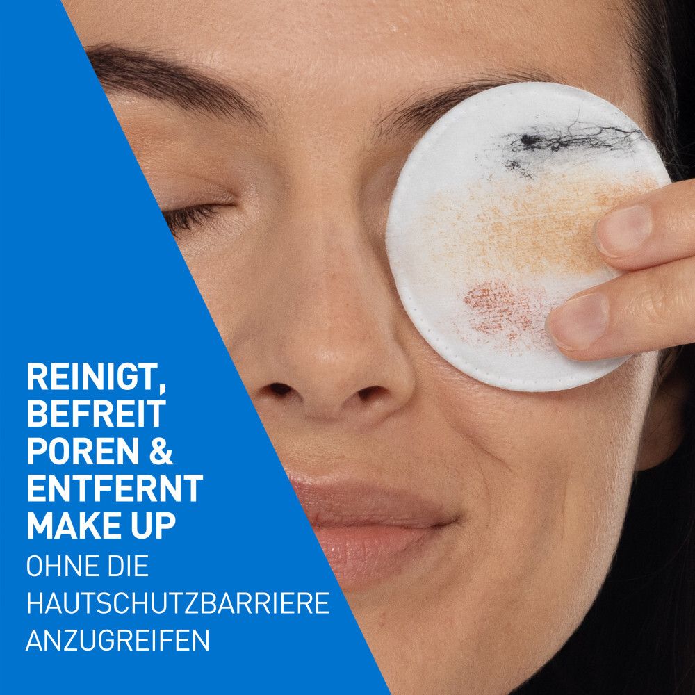 Une femme nettoie son œil avec un coton imbibé d'eau micellaire purifiante CeraVe. Enlève le maquillage.