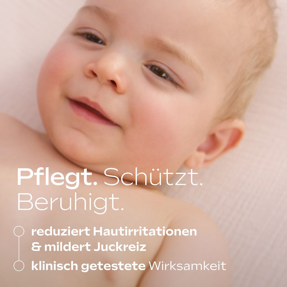 Nahaufnahme eines Babys mit Text: Pflegt. Schützt. Beruhigt. Reduziert Hautirritationen & mildert Juckreiz. Klinisch getestete Wirksamkeit.