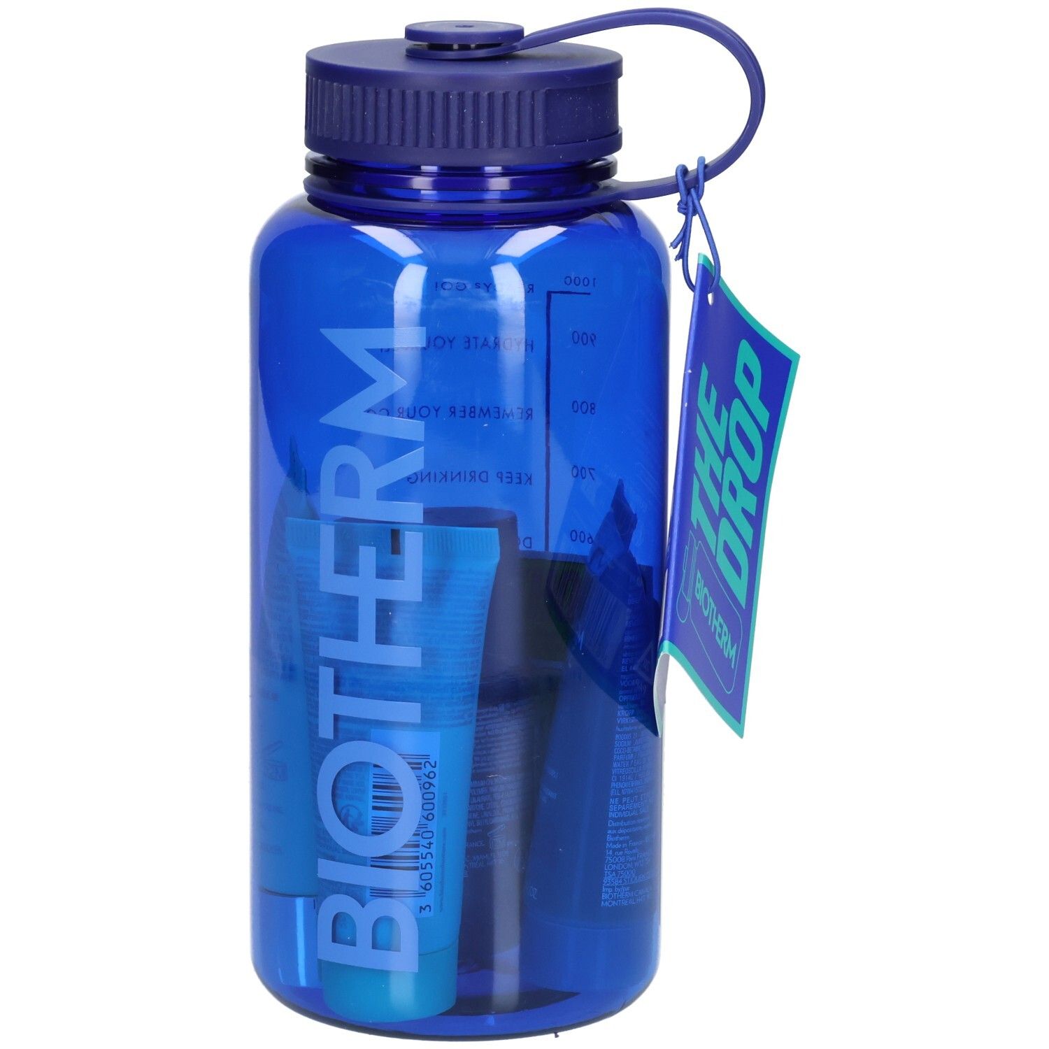 Blauer Trinkbehälter mit Henkel, gefüllt mit BIOTHERM Produkten. Der Anhänger zeigt "THE DROP BIOTHERM".