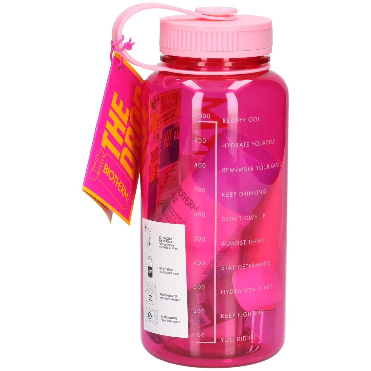 Pinke BIOTHERM Wasserflasche mit Skala und kosmetischen Produkten.
