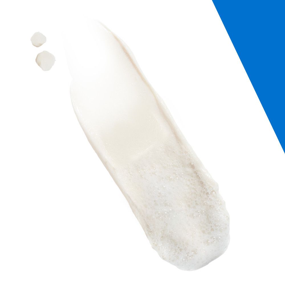 Texture mousse striée avec de petites particules blanches sur fond blanc.