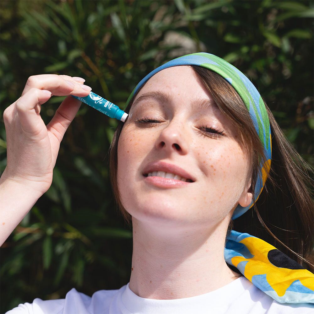 Blau-weiße Rolle mit weißem Deckel. Aufschrift: Aroma Stress Roller. 5ml. Wird auf die Augenbrauen aufgetragen.