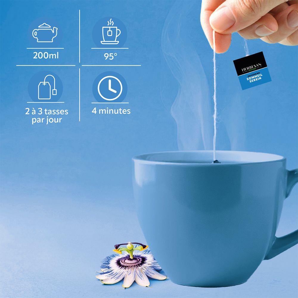 Tasse bleue avec thé, sachet de thé tenu. Inscription : Herbesan Sommeil Serein. Instructions de préparation.