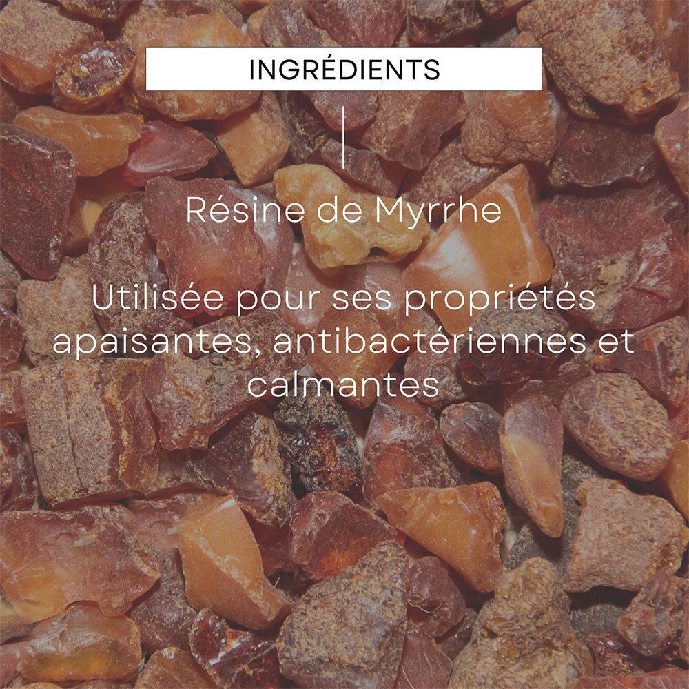 Nahaufnahme von Myrrhe-Harz. Text: Inhaltsstoffe. Beruhigende, antibakterielle Eigenschaften.