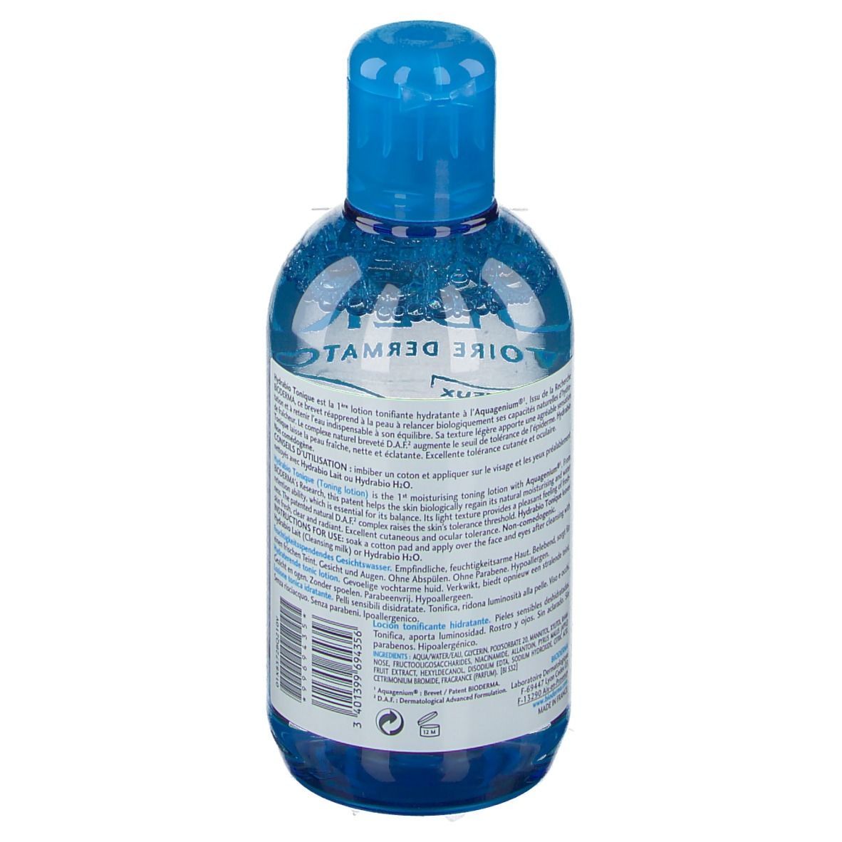 Rückansicht der blauen Flasche. Produktinformationen in mehreren Sprachen. Herstellerinformationen und Barcode.